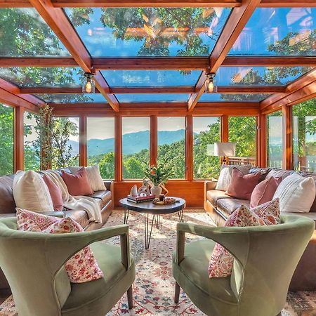 Family Chalet With Sauna, Hottub, Heavenly Views! Mins To Downtown! แกตลิงเบิร์ก ภายนอก รูปภาพ