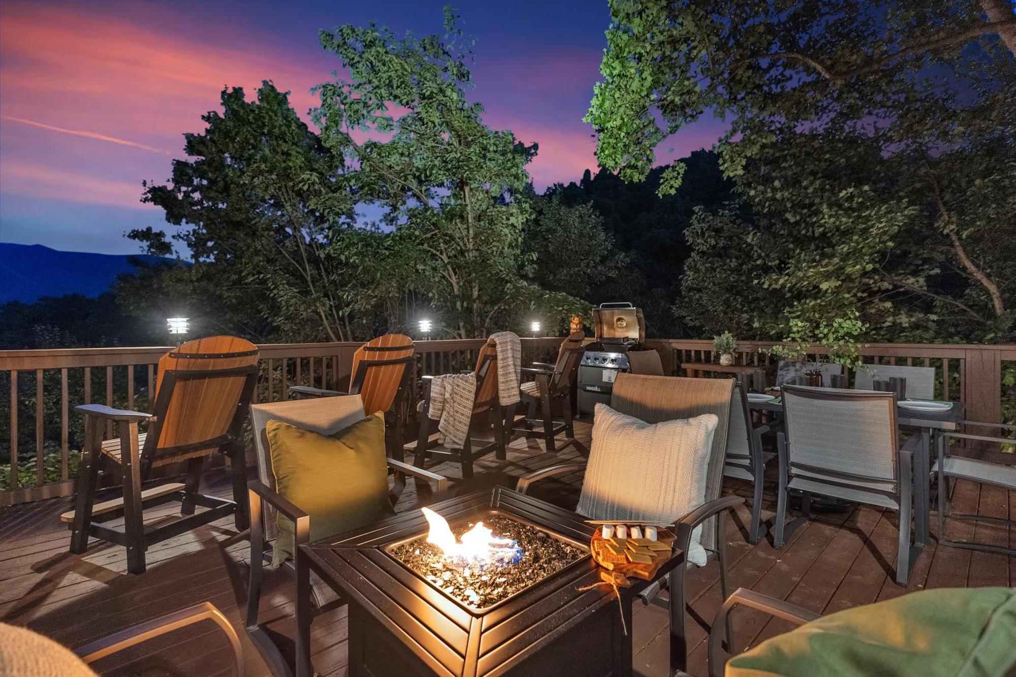 Family Chalet With Sauna, Hottub, Heavenly Views! Mins To Downtown! แกตลิงเบิร์ก ภายนอก รูปภาพ