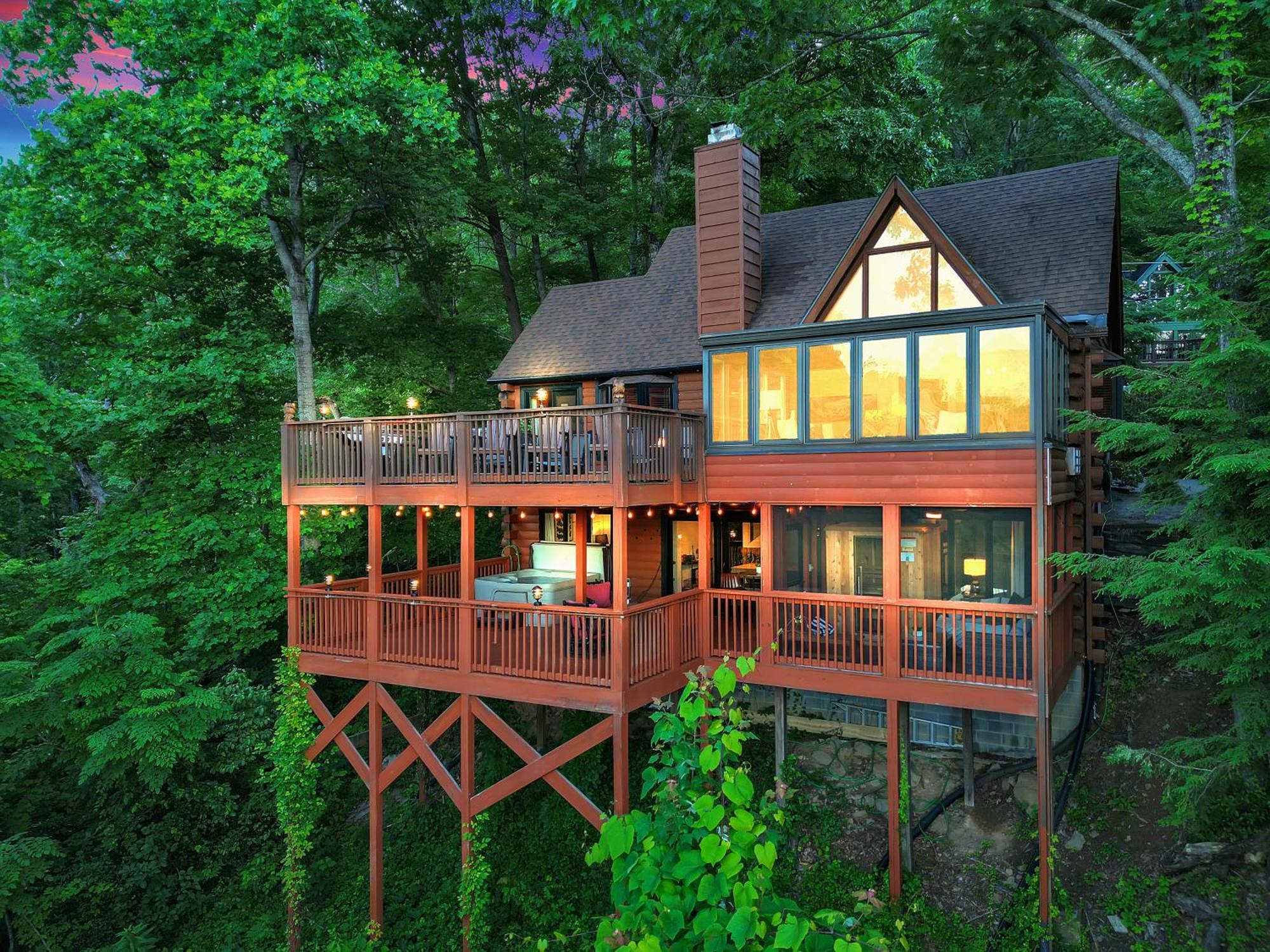 Family Chalet With Sauna, Hottub, Heavenly Views! Mins To Downtown! แกตลิงเบิร์ก ภายนอก รูปภาพ