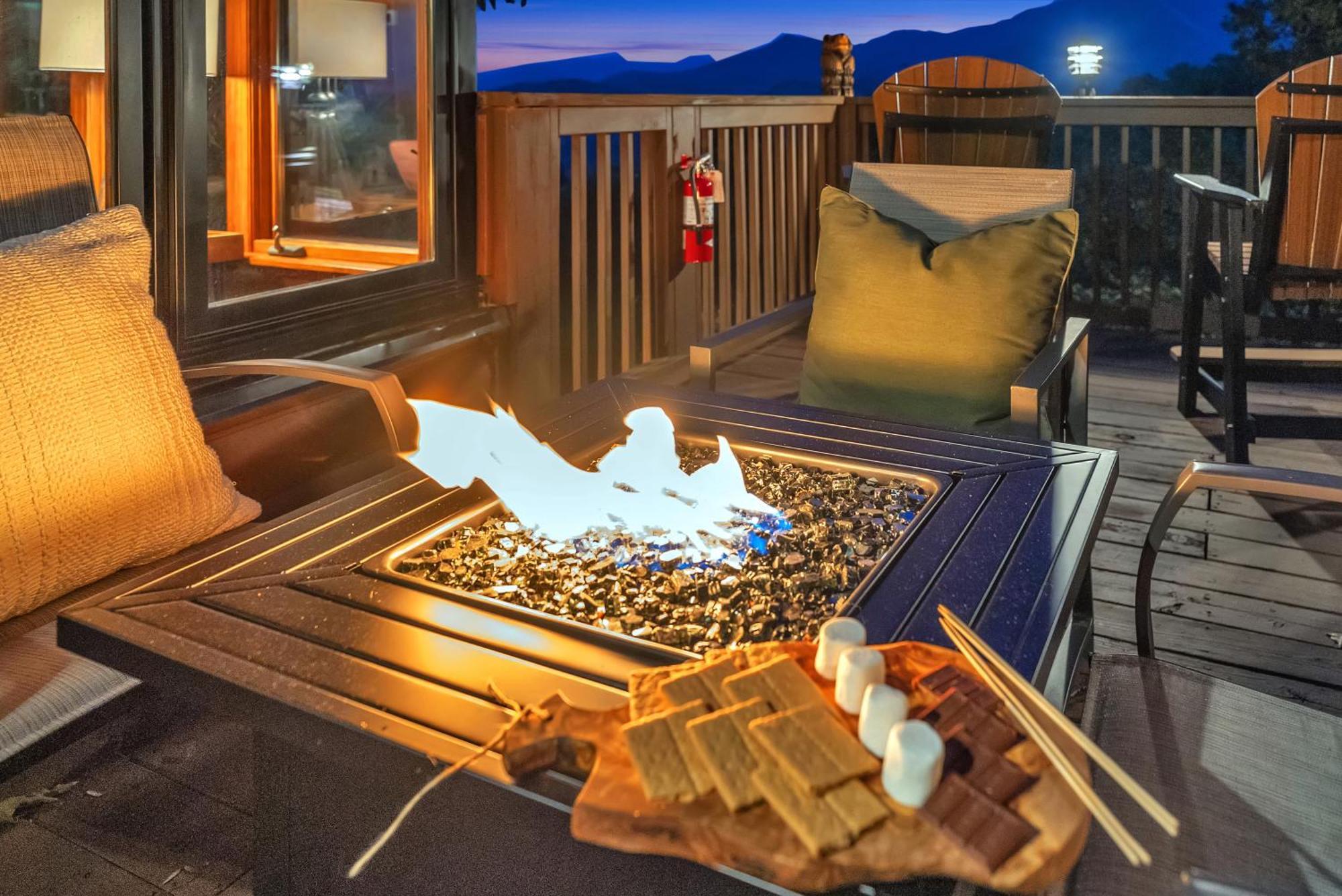 Family Chalet With Sauna, Hottub, Heavenly Views! Mins To Downtown! แกตลิงเบิร์ก ภายนอก รูปภาพ