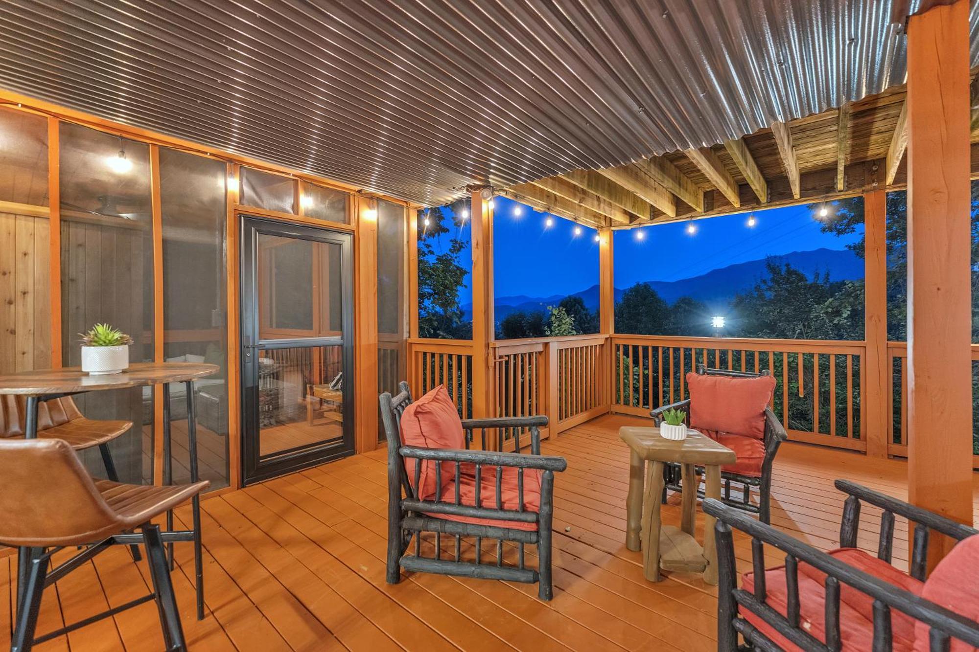 Family Chalet With Sauna, Hottub, Heavenly Views! Mins To Downtown! แกตลิงเบิร์ก ภายนอก รูปภาพ