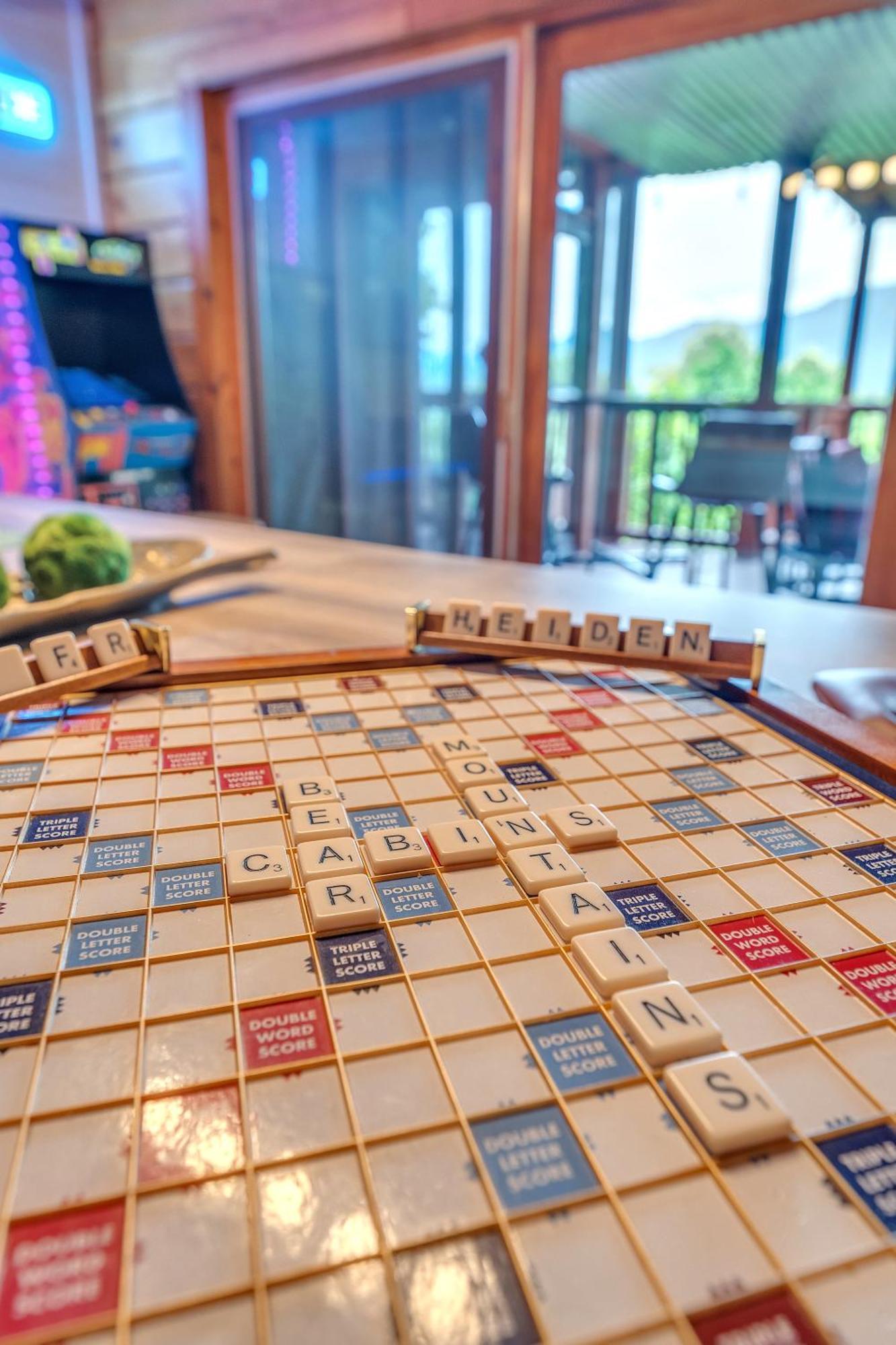 Family Chalet With Sauna, Hottub, Heavenly Views! Mins To Downtown! แกตลิงเบิร์ก ภายนอก รูปภาพ