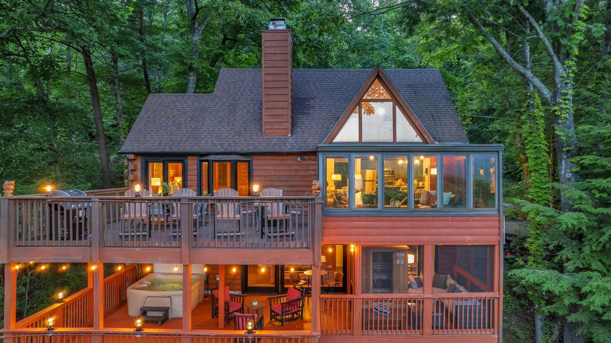 Family Chalet With Sauna, Hottub, Heavenly Views! Mins To Downtown! แกตลิงเบิร์ก ภายนอก รูปภาพ