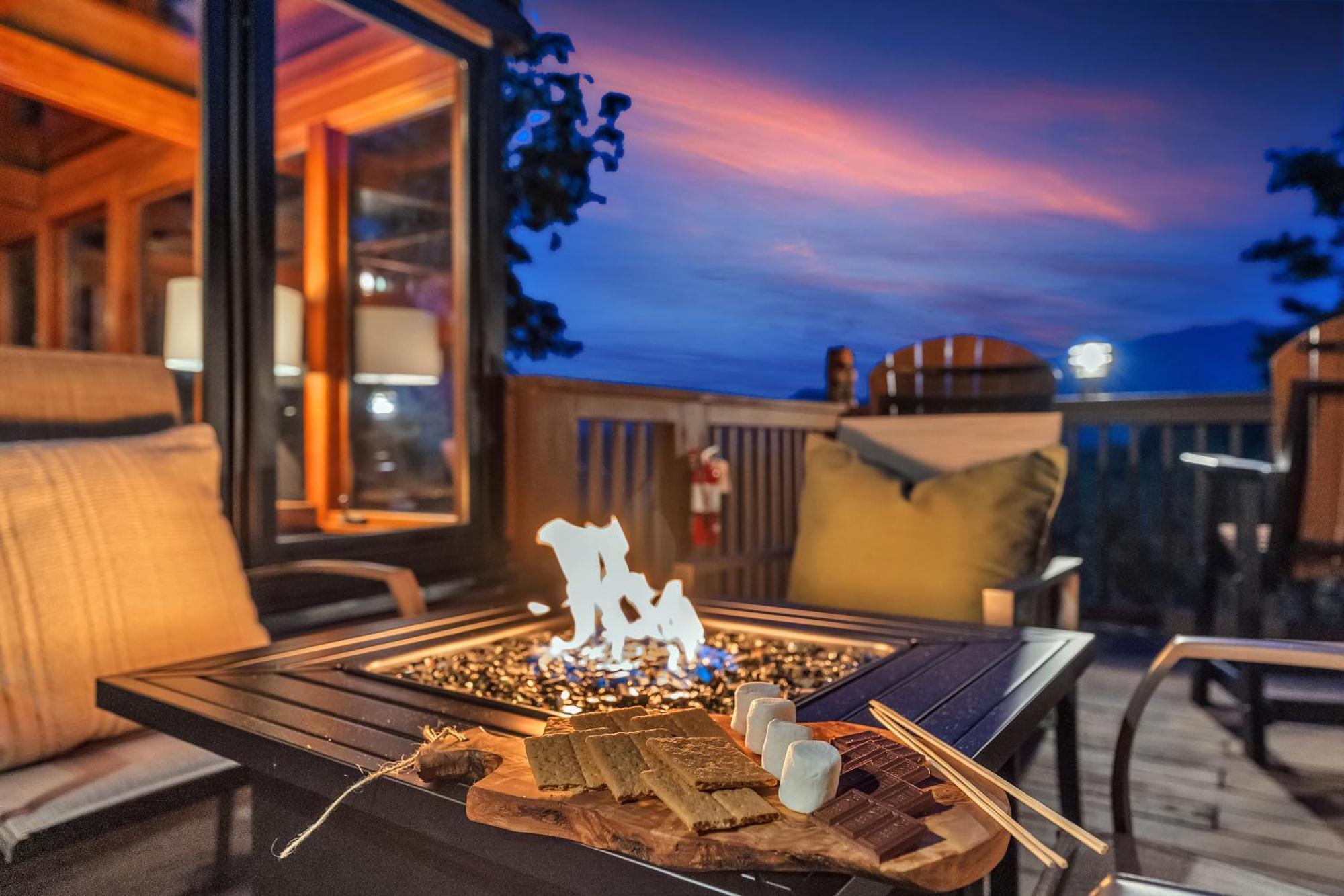 Family Chalet With Sauna, Hottub, Heavenly Views! Mins To Downtown! แกตลิงเบิร์ก ภายนอก รูปภาพ