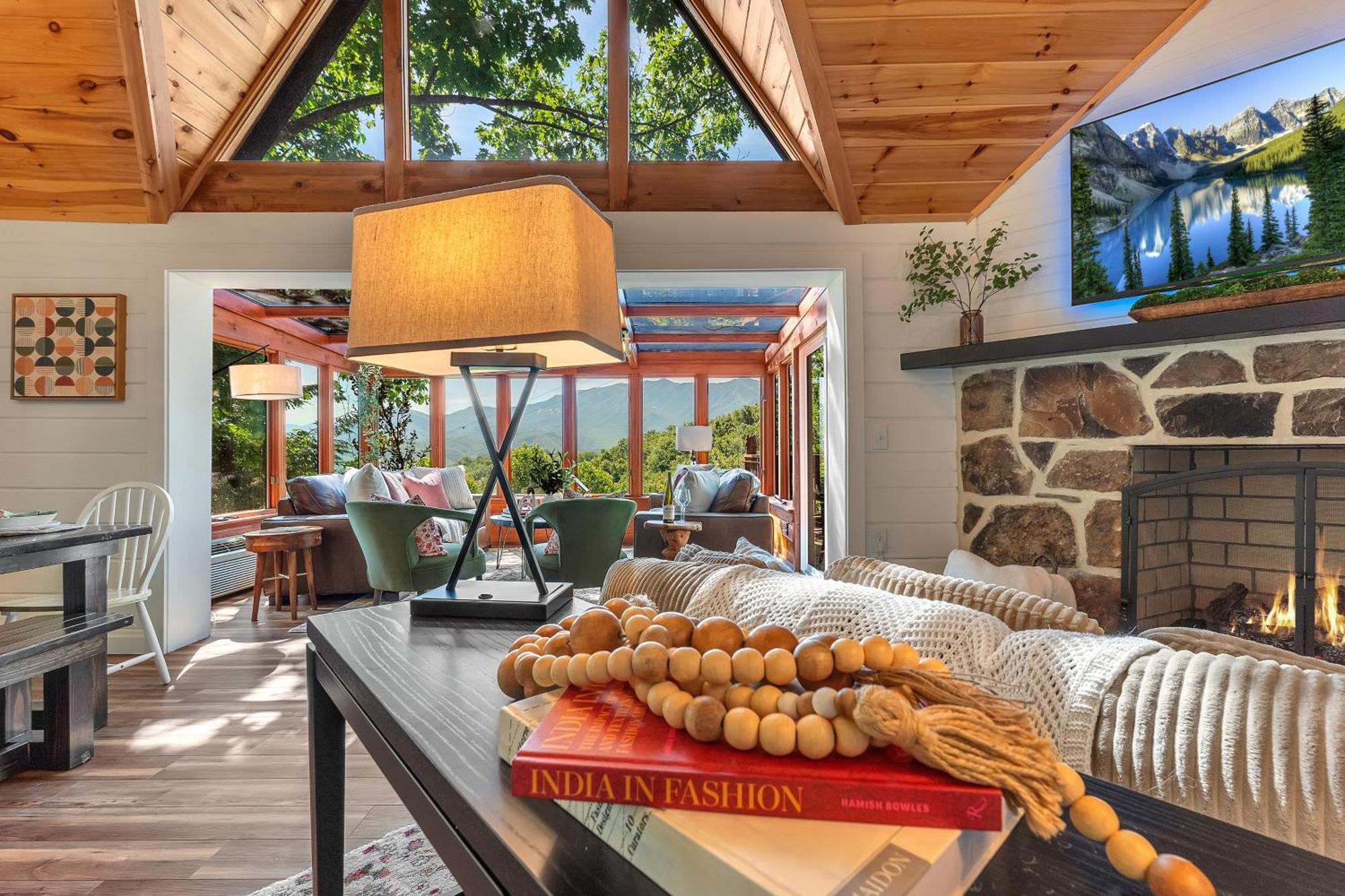Family Chalet With Sauna, Hottub, Heavenly Views! Mins To Downtown! แกตลิงเบิร์ก ภายนอก รูปภาพ