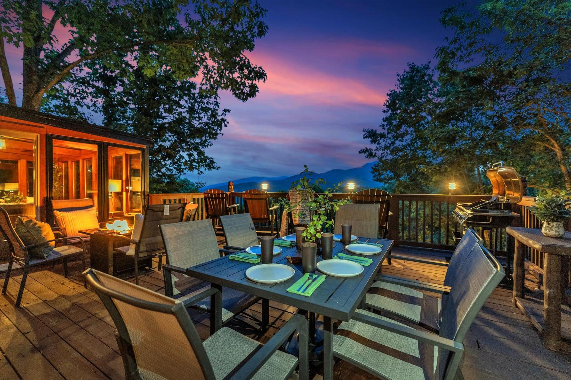 Family Chalet With Sauna, Hottub, Heavenly Views! Mins To Downtown! แกตลิงเบิร์ก ภายนอก รูปภาพ