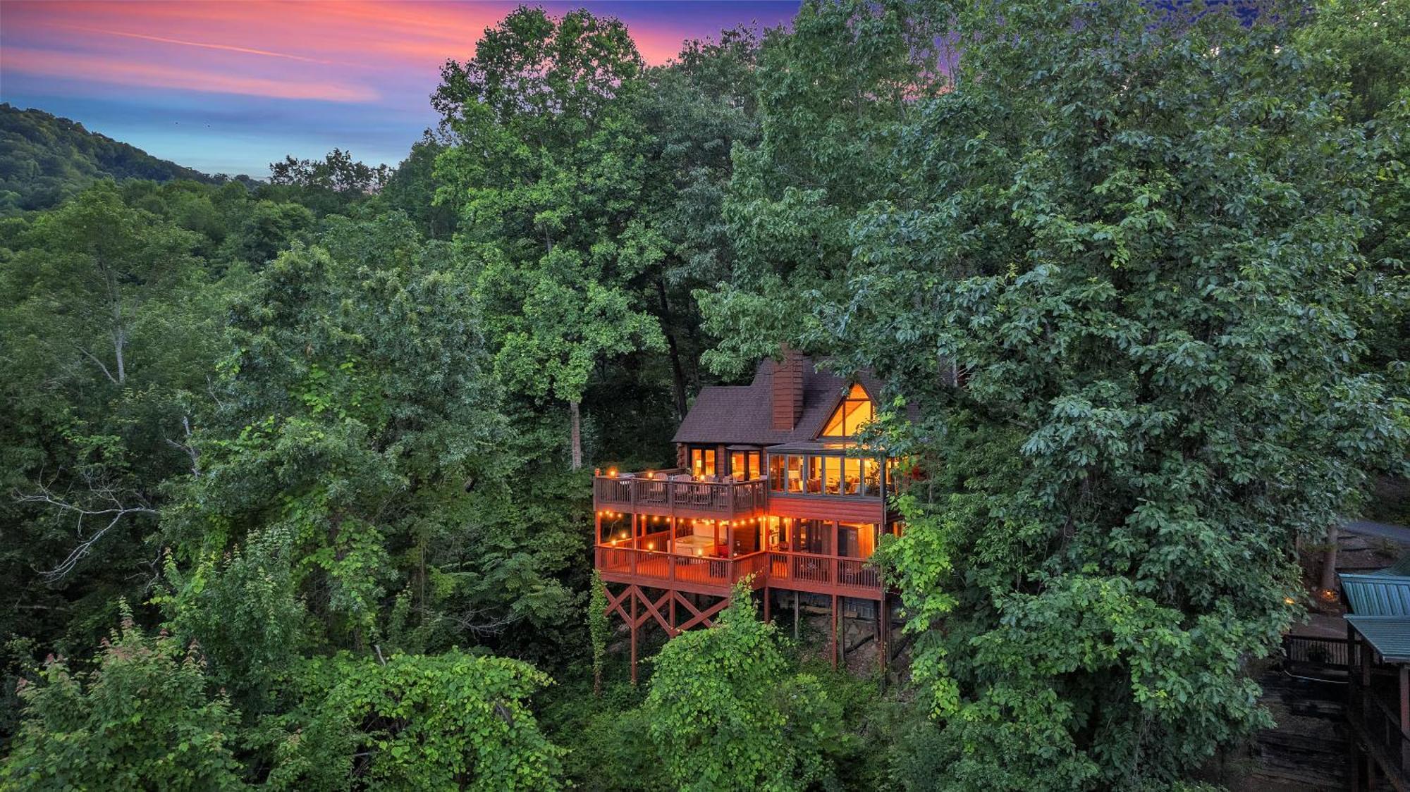 Family Chalet With Sauna, Hottub, Heavenly Views! Mins To Downtown! แกตลิงเบิร์ก ภายนอก รูปภาพ