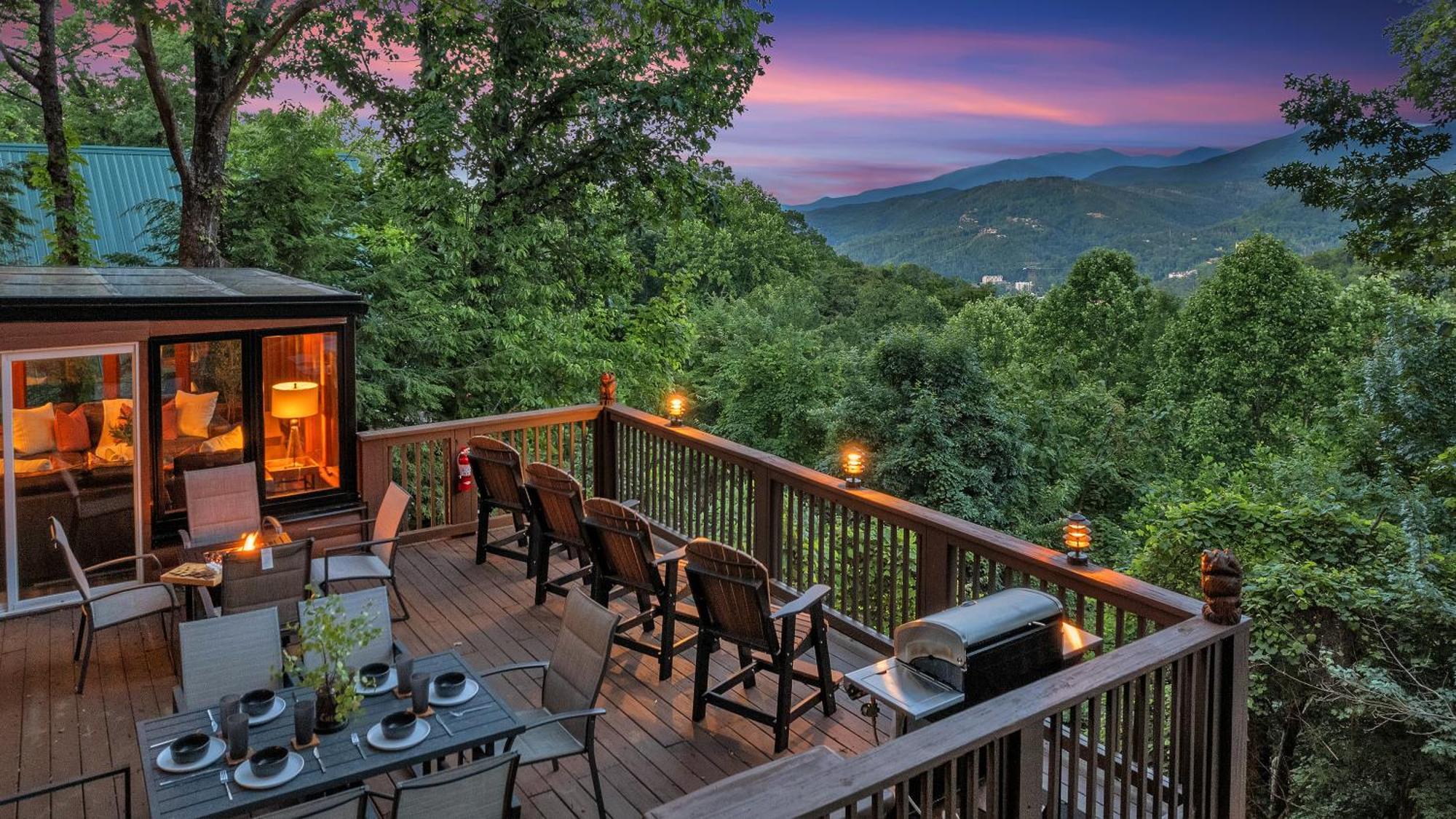 Family Chalet With Sauna, Hottub, Heavenly Views! Mins To Downtown! แกตลิงเบิร์ก ภายนอก รูปภาพ