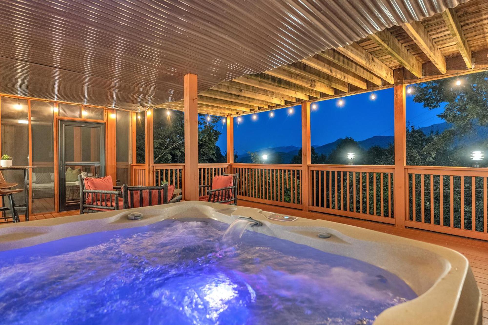Family Chalet With Sauna, Hottub, Heavenly Views! Mins To Downtown! แกตลิงเบิร์ก ภายนอก รูปภาพ