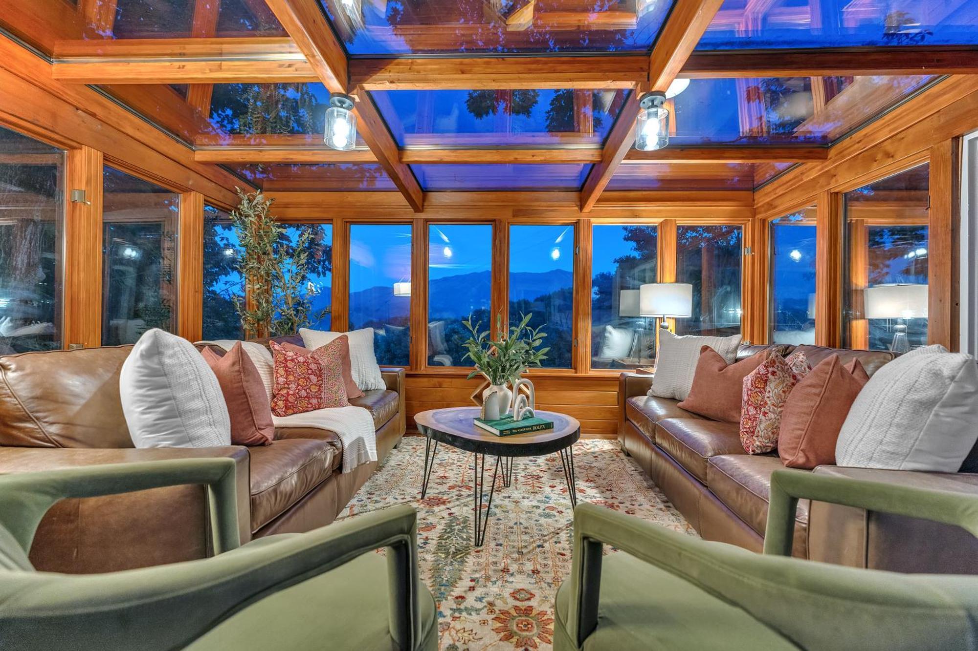 Family Chalet With Sauna, Hottub, Heavenly Views! Mins To Downtown! แกตลิงเบิร์ก ภายนอก รูปภาพ