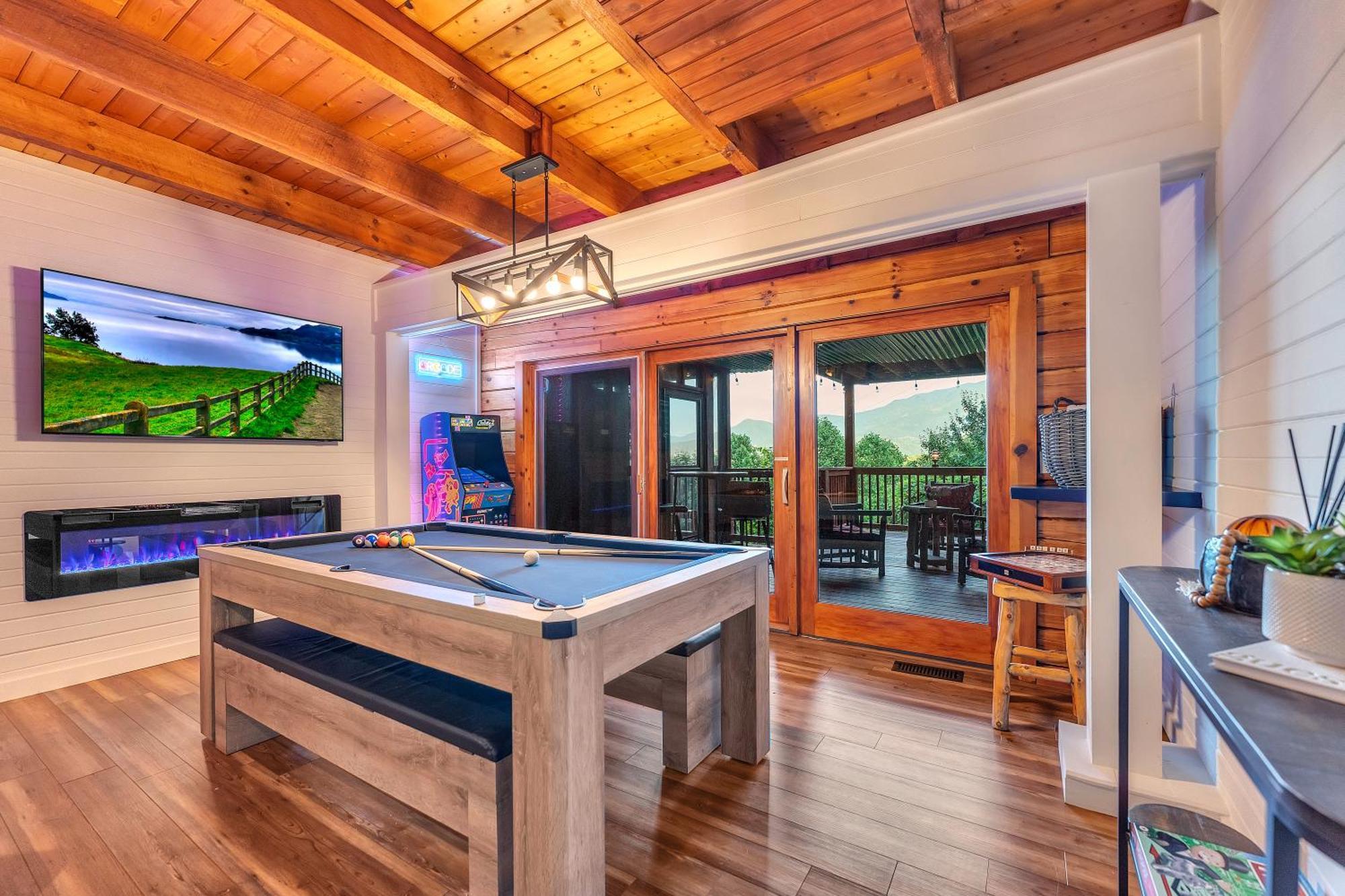 Family Chalet With Sauna, Hottub, Heavenly Views! Mins To Downtown! แกตลิงเบิร์ก ภายนอก รูปภาพ