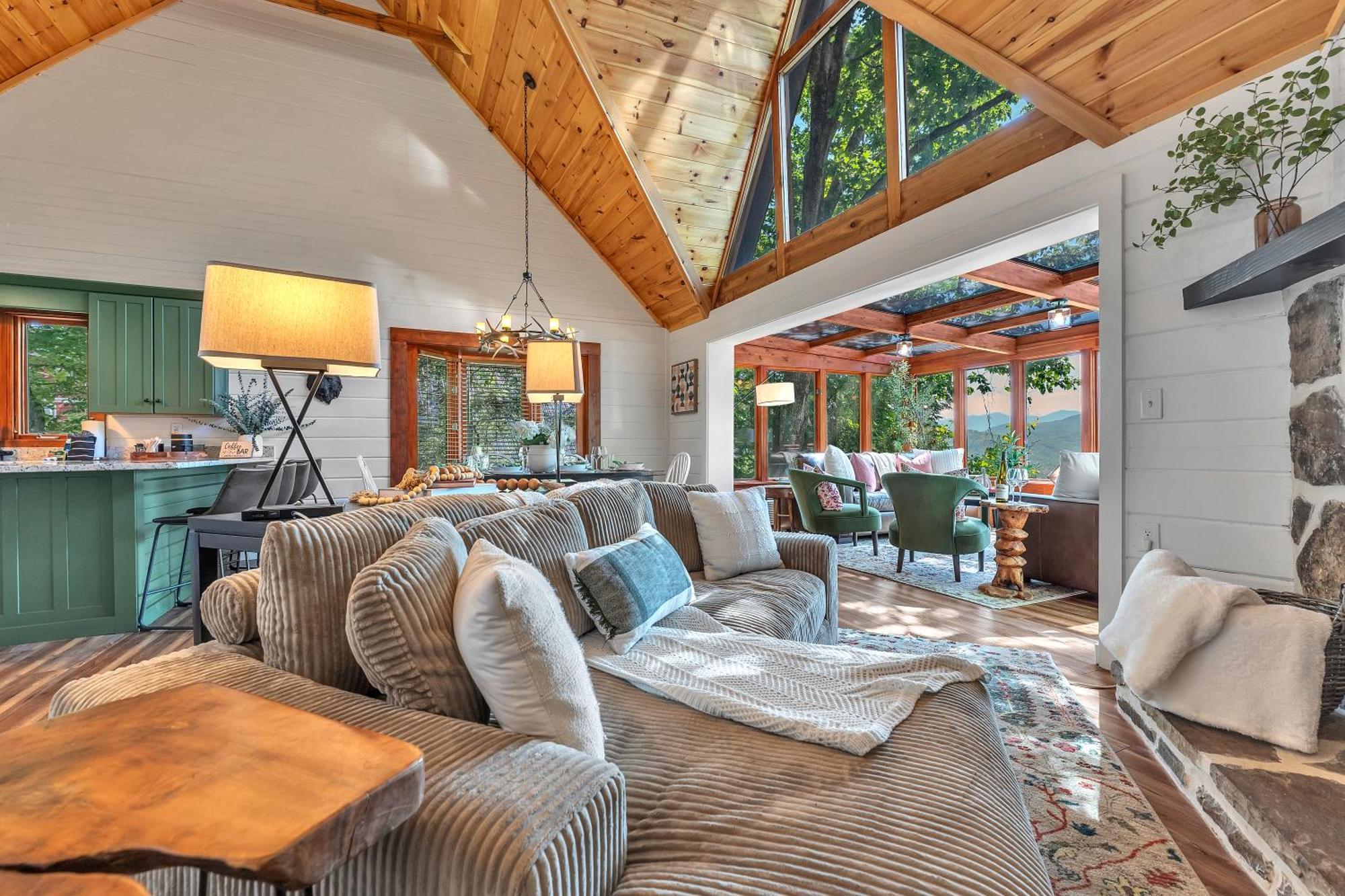 Family Chalet With Sauna, Hottub, Heavenly Views! Mins To Downtown! แกตลิงเบิร์ก ภายนอก รูปภาพ