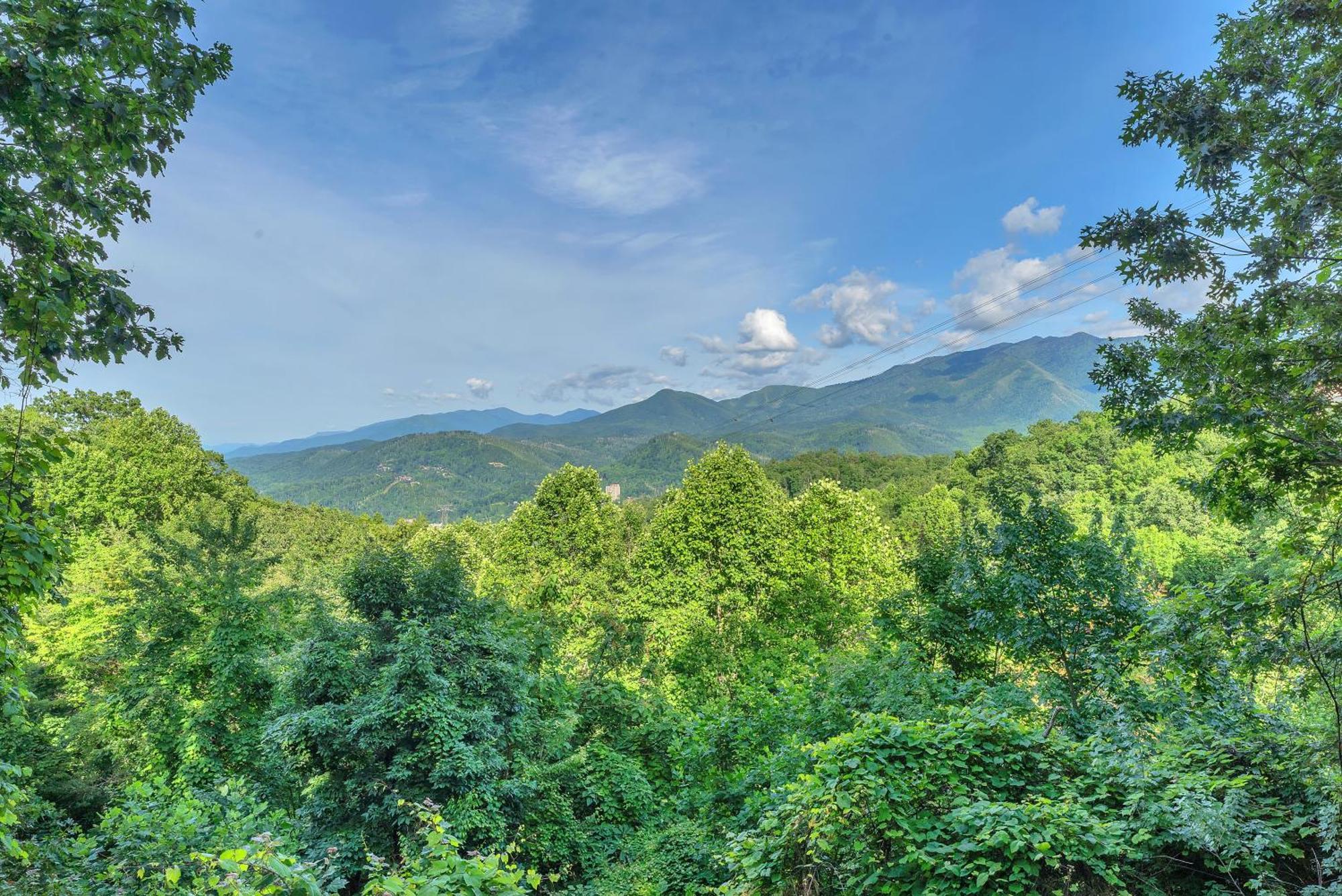 Family Chalet With Sauna, Hottub, Heavenly Views! Mins To Downtown! แกตลิงเบิร์ก ภายนอก รูปภาพ