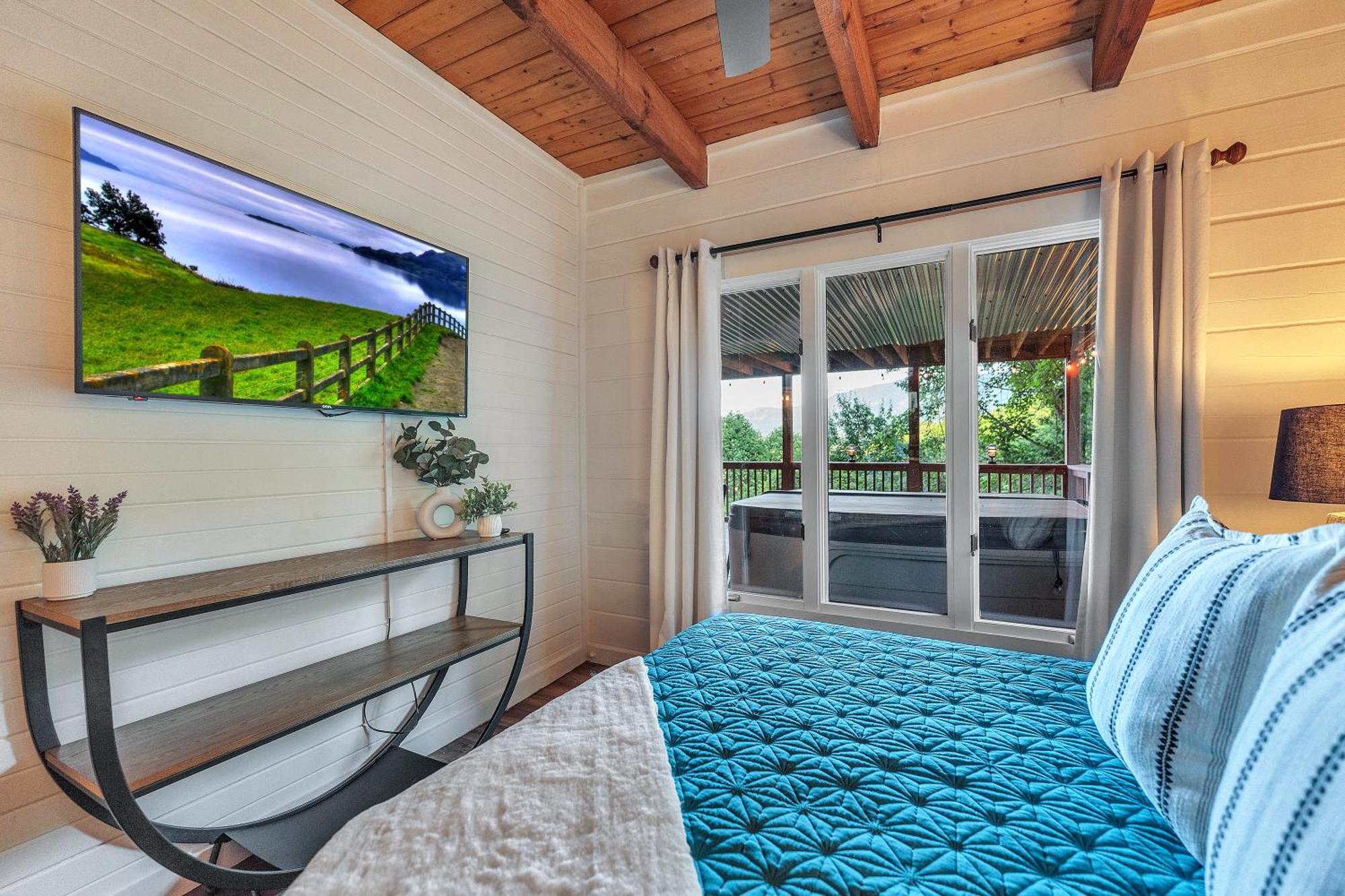 Family Chalet With Sauna, Hottub, Heavenly Views! Mins To Downtown! แกตลิงเบิร์ก ภายนอก รูปภาพ