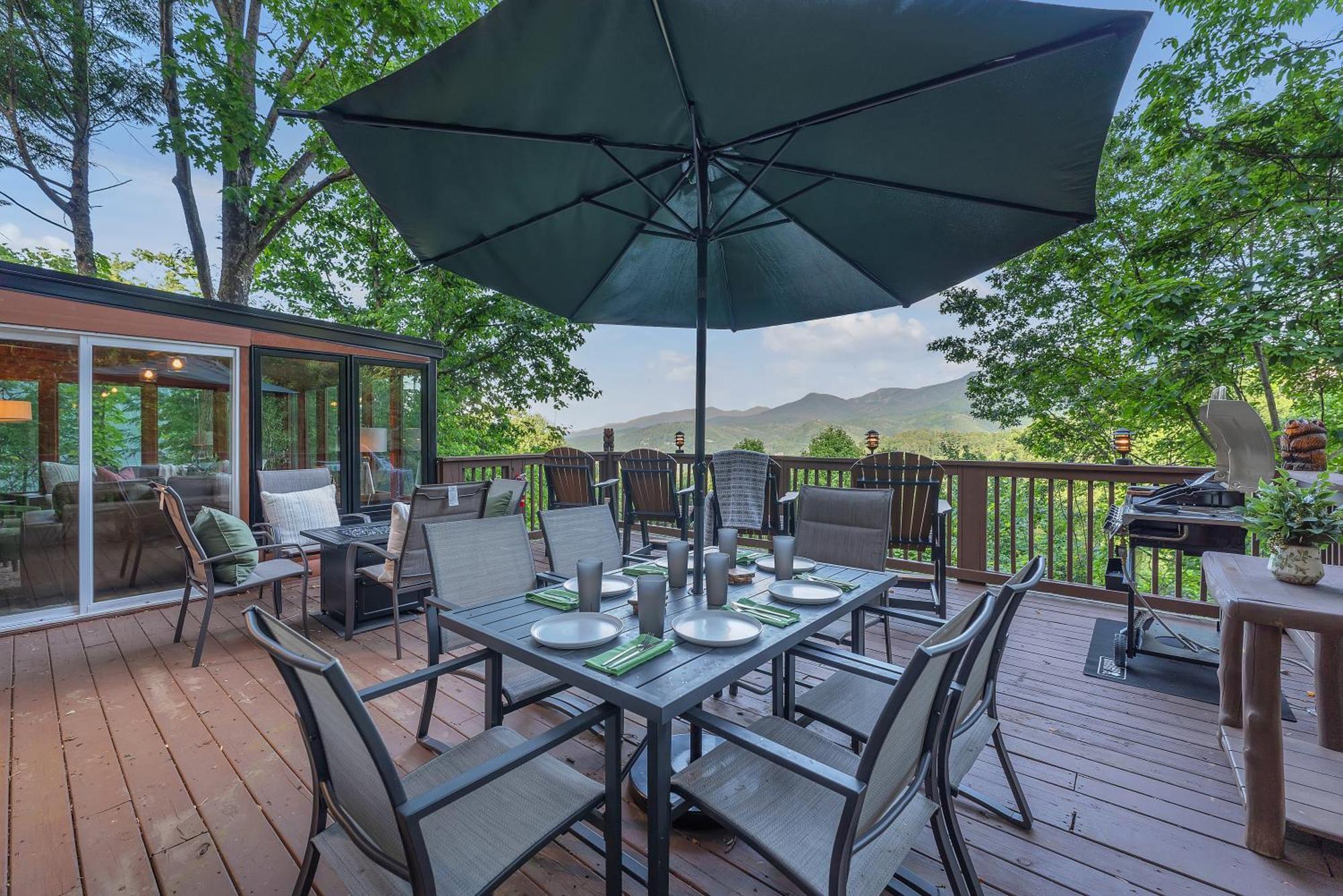 Family Chalet With Sauna, Hottub, Heavenly Views! Mins To Downtown! แกตลิงเบิร์ก ภายนอก รูปภาพ