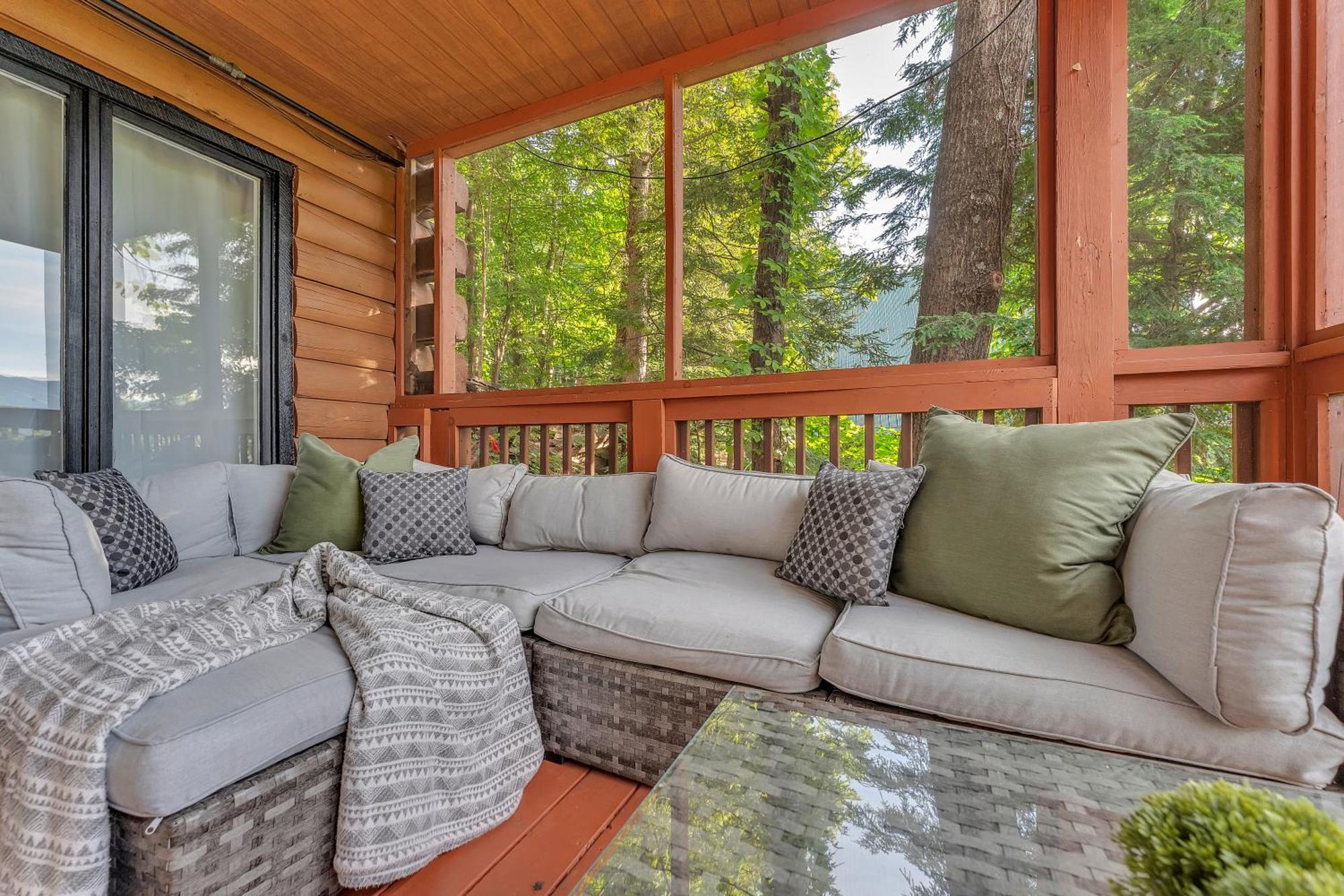 Family Chalet With Sauna, Hottub, Heavenly Views! Mins To Downtown! แกตลิงเบิร์ก ภายนอก รูปภาพ