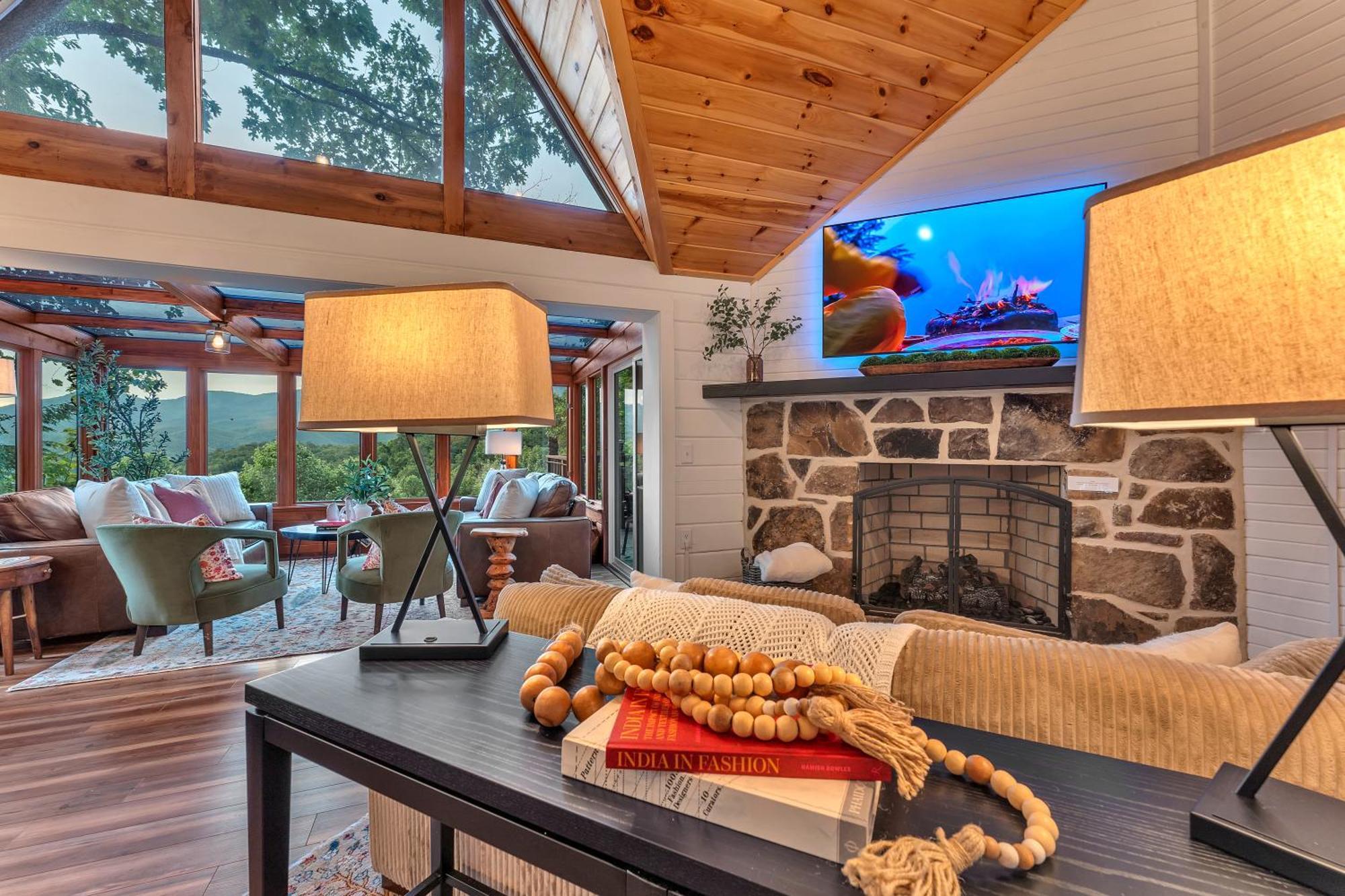 Family Chalet With Sauna, Hottub, Heavenly Views! Mins To Downtown! แกตลิงเบิร์ก ภายนอก รูปภาพ