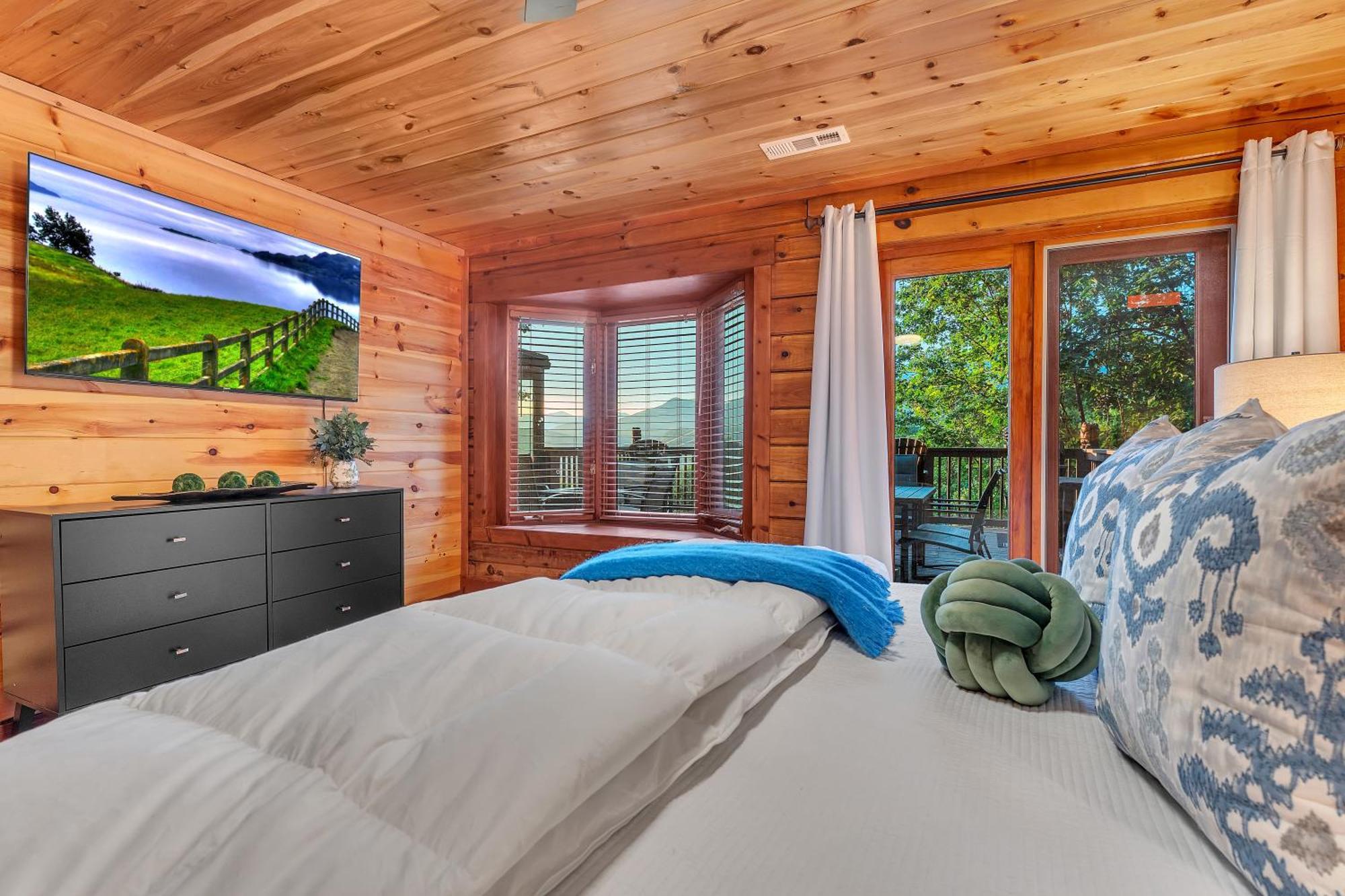 Family Chalet With Sauna, Hottub, Heavenly Views! Mins To Downtown! แกตลิงเบิร์ก ภายนอก รูปภาพ