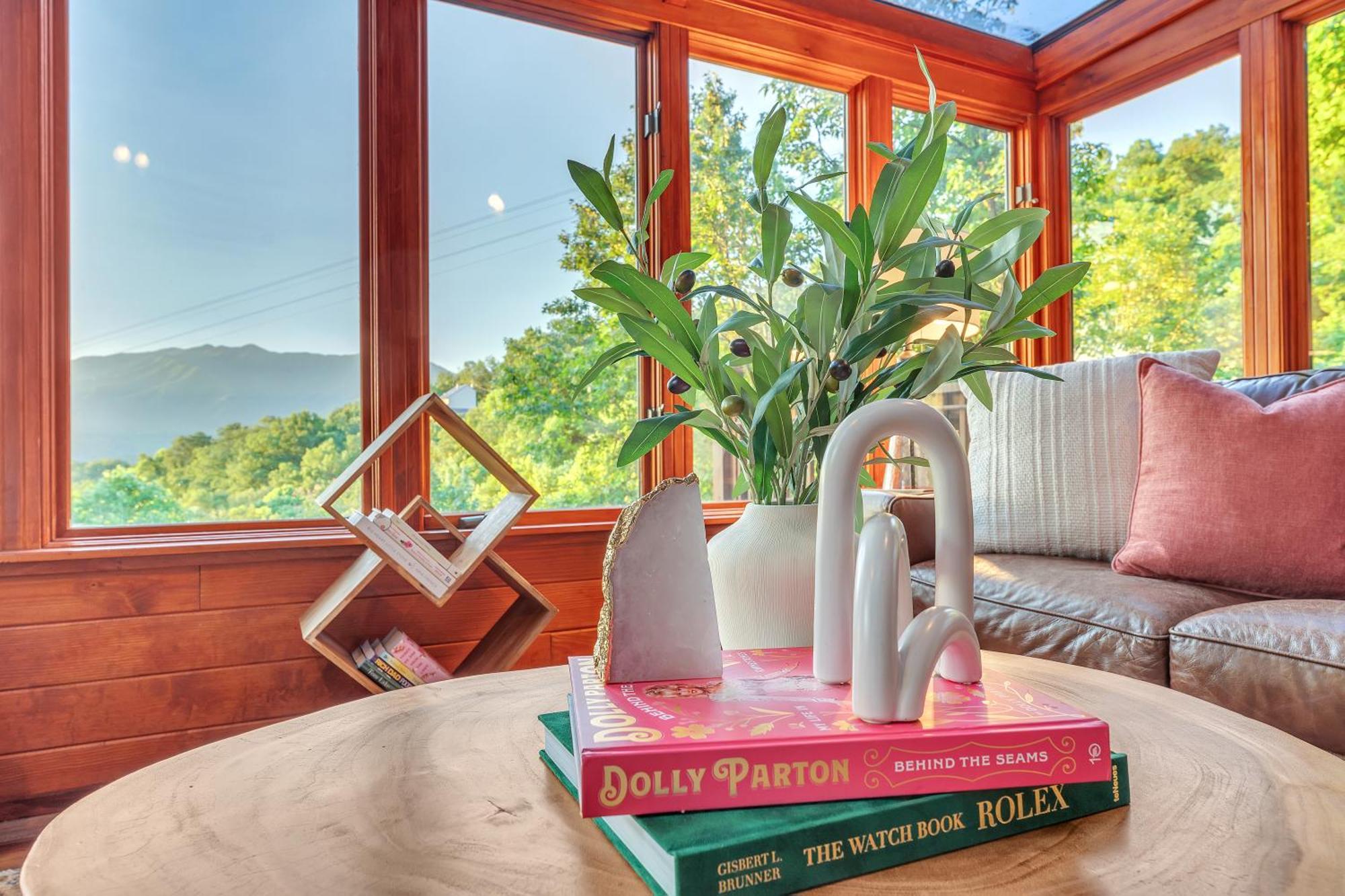 Family Chalet With Sauna, Hottub, Heavenly Views! Mins To Downtown! แกตลิงเบิร์ก ภายนอก รูปภาพ