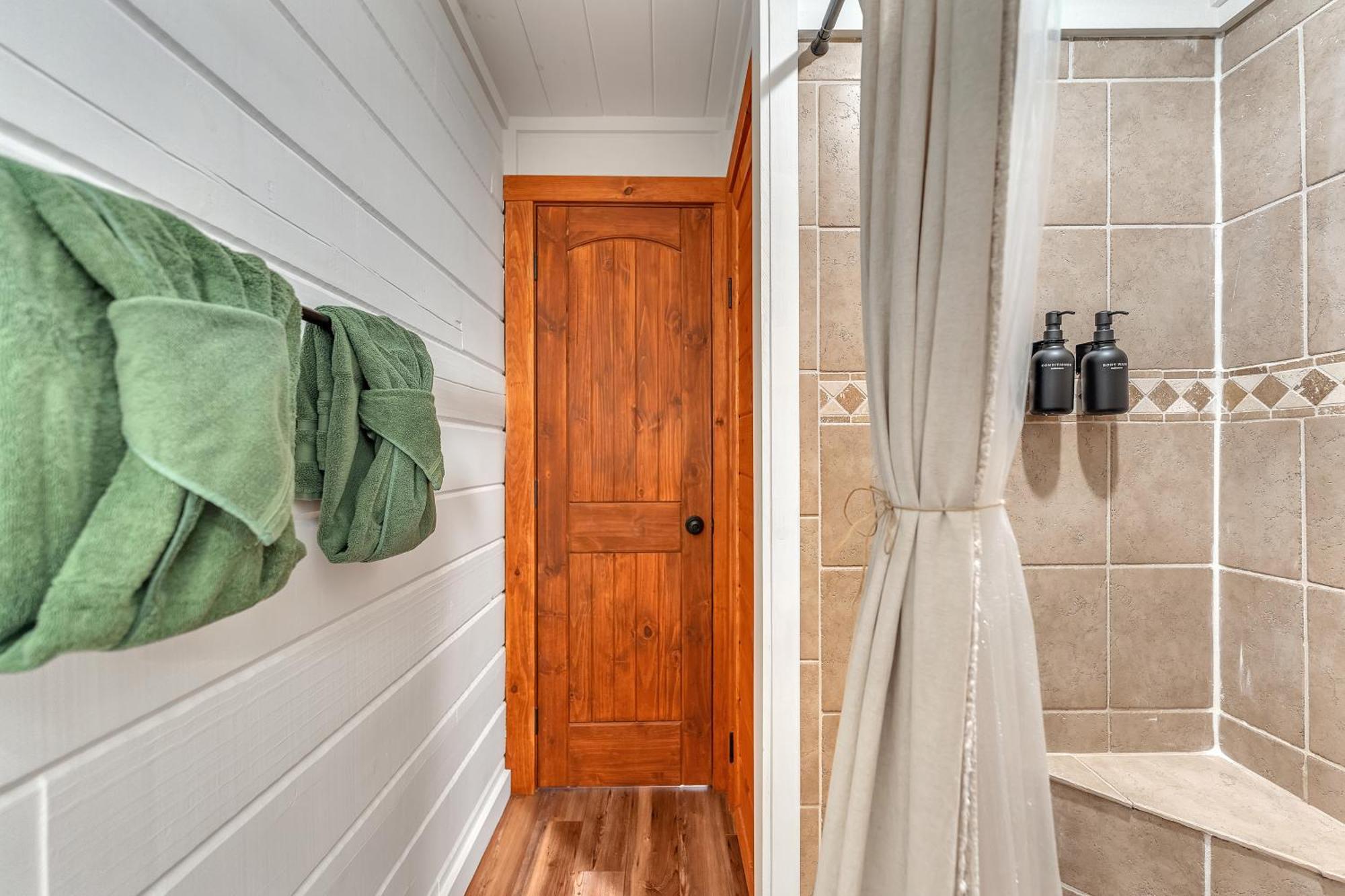Family Chalet With Sauna, Hottub, Heavenly Views! Mins To Downtown! แกตลิงเบิร์ก ภายนอก รูปภาพ
