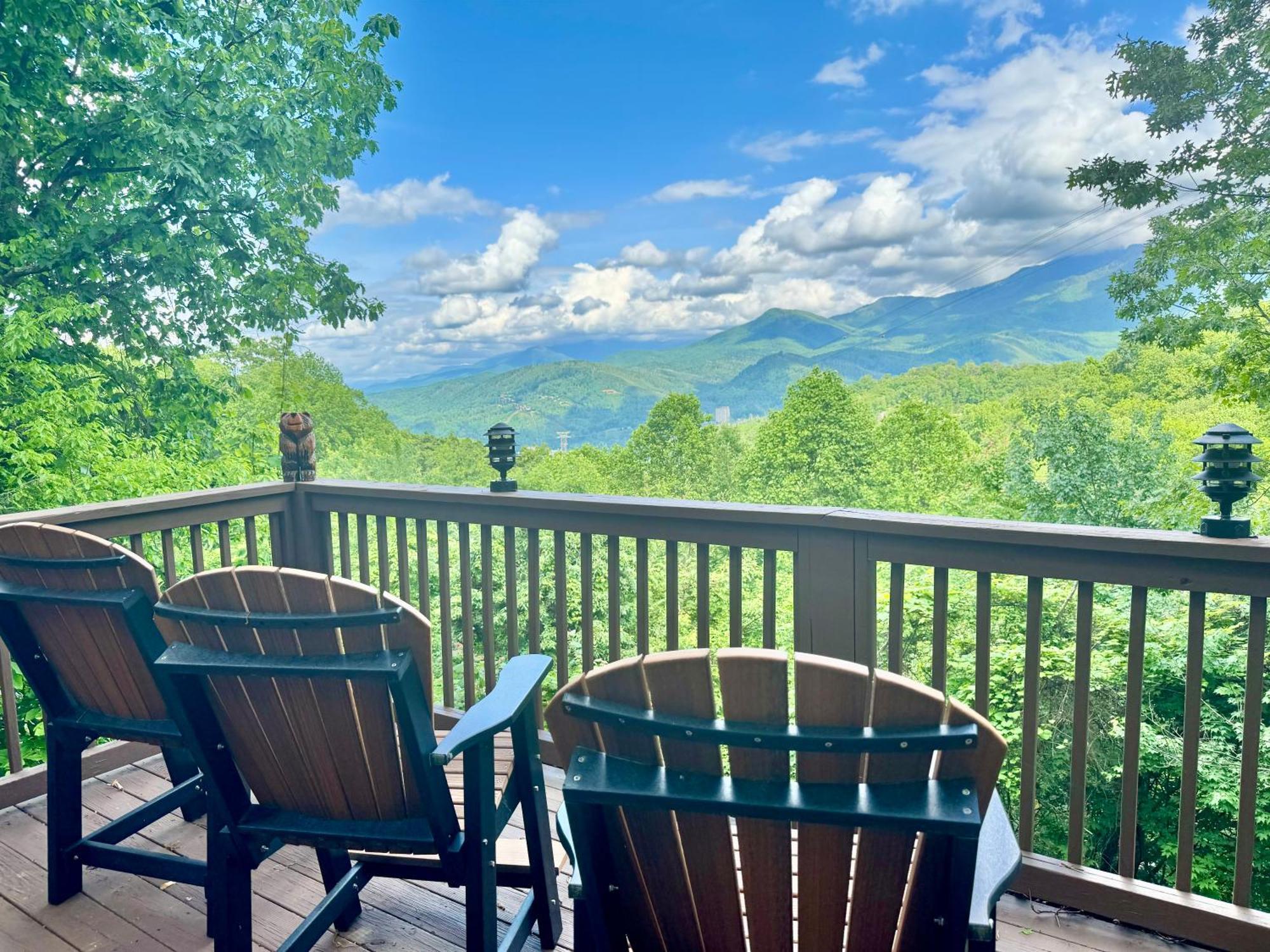 Family Chalet With Sauna, Hottub, Heavenly Views! Mins To Downtown! แกตลิงเบิร์ก ภายนอก รูปภาพ